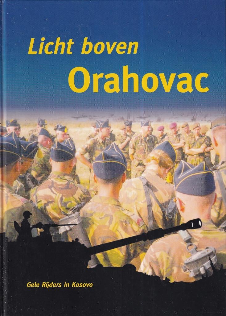 Licht boven Orahovac: 1 (NL) Arty Bn RA KFOR 1 Kosovo 1999, Gelezen, Ophalen of Verzenden, 1945 tot heden, Overige onderwerpen