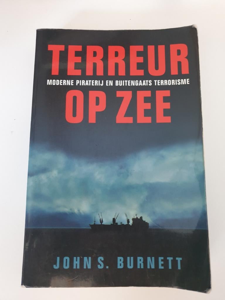 Terreur op Zee: Moderne Piraterij en Buitengaats Terrorisme, Boeken, Ophalen of Verzenden, Gelezen, John S. Burnett