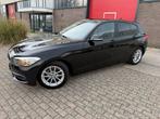 BMW 118i M-Pakket (2016) – Sportief, compleet en rijklaar!, Auto's, 1-Serie, 1280 kg, Zwart, 19 km/l