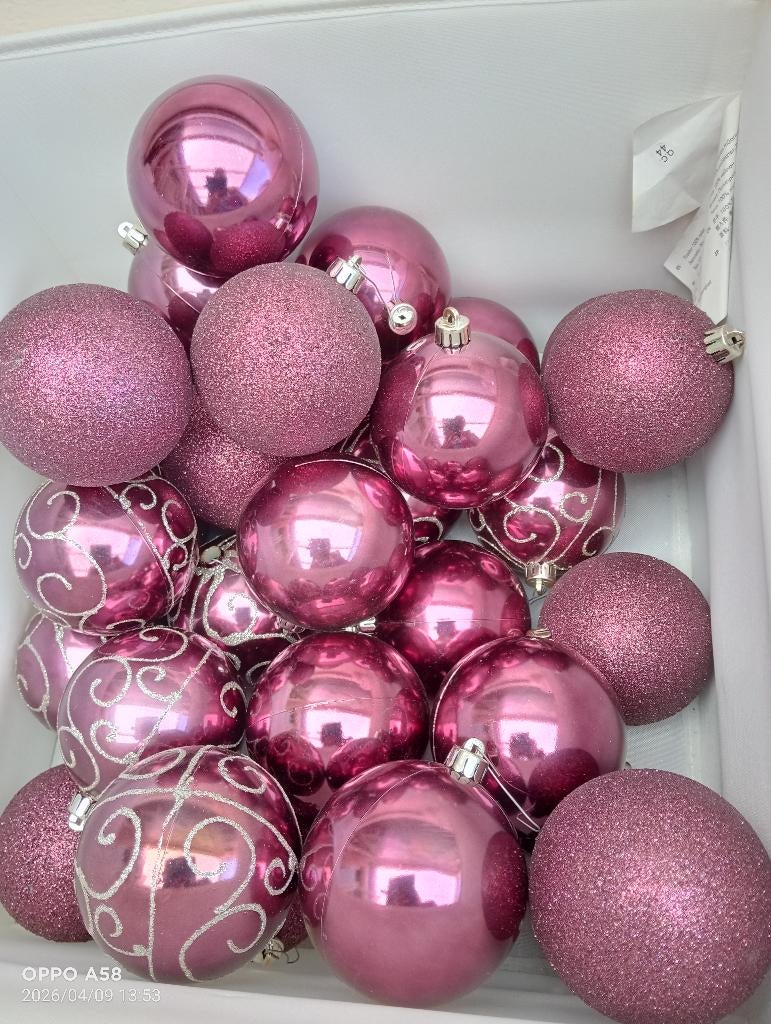 32 paarse  kerst ballen + 1 zilveren piek., Huis en Inrichting, Woonaccessoires | Overige, Ophalen, Overige materialen, Paars