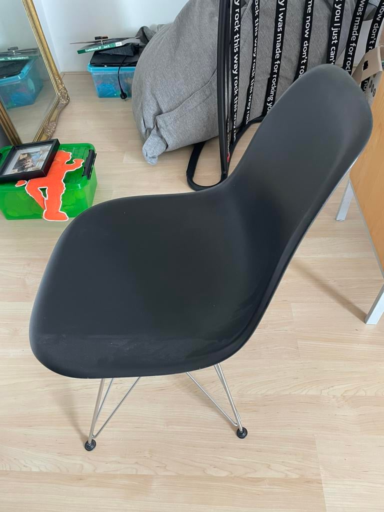 Vitra eetkamerstoel (2 defecte poten), Huis en Inrichting, Stoelen, Ophalen, Overige materialen, Gebruikt, Zwart