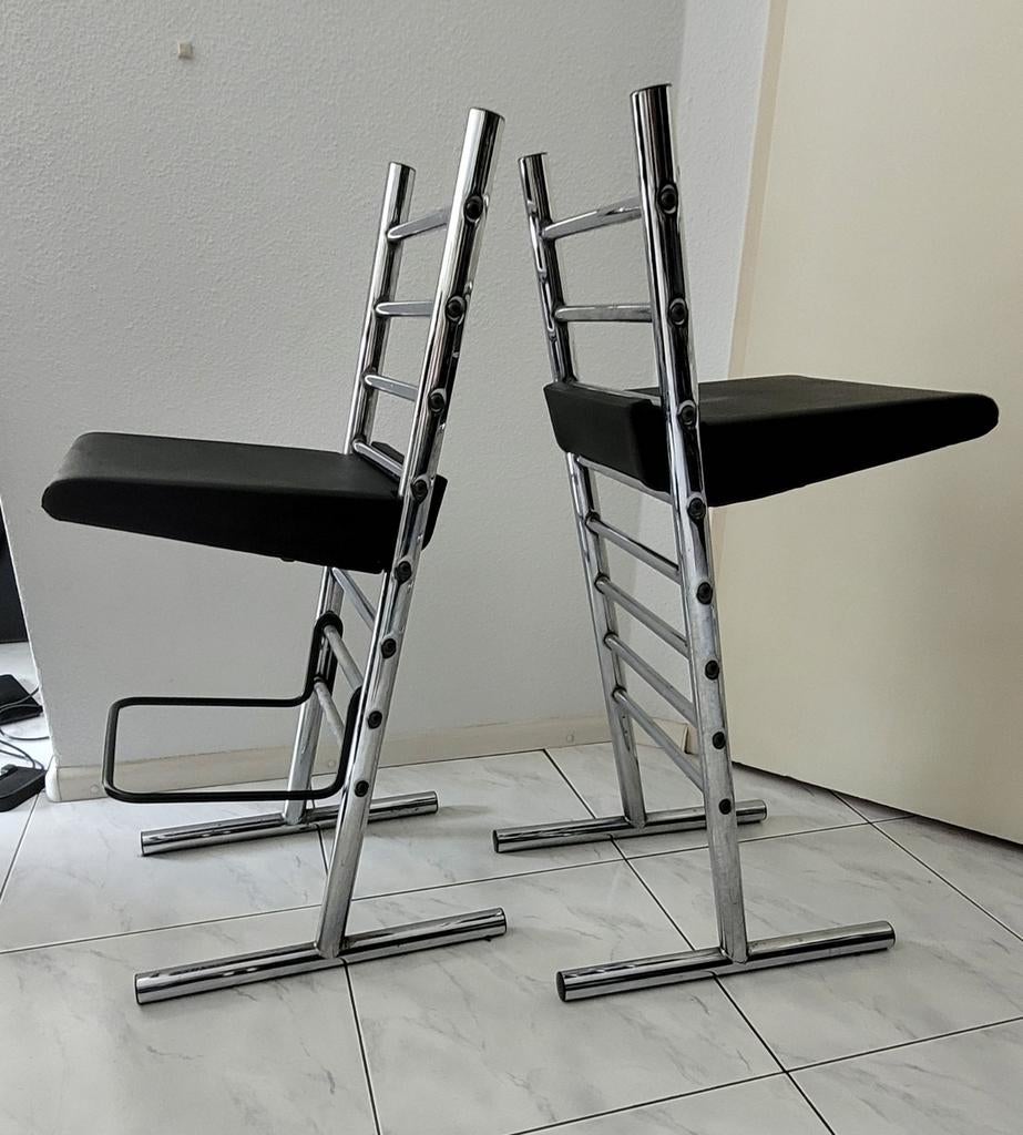 2 Zwarte metalen barkrukken, in hoogte verstelbaar, Ophalen, Gebruikt, In hoogte verstelbaar, 60 tot 90 cm