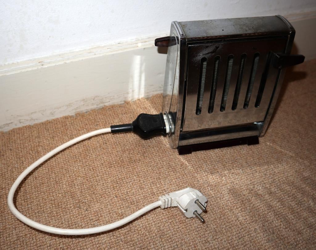 Antieke vintage broodrooster, Ophalen