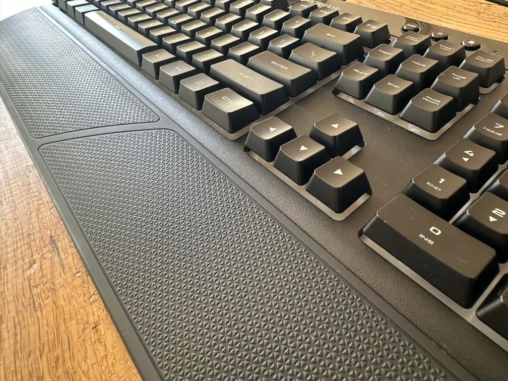 Corsair K55 RGB toetsenbord met polssteun, Computers en Software, Toetsenborden, Gebruikt, Gaming toetsenbord, Ophalen of Verzenden