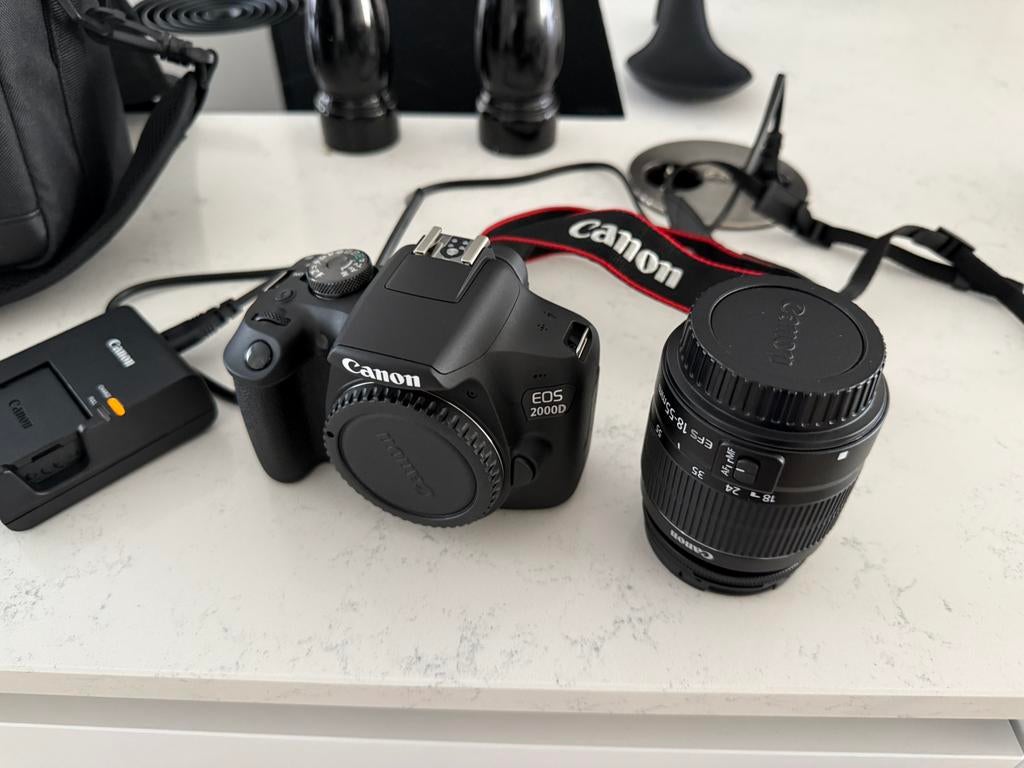 Canon EOS 2000D / Complete Set, Spiegelreflex, Canon, Ophalen of Verzenden, Zo goed als nieuw