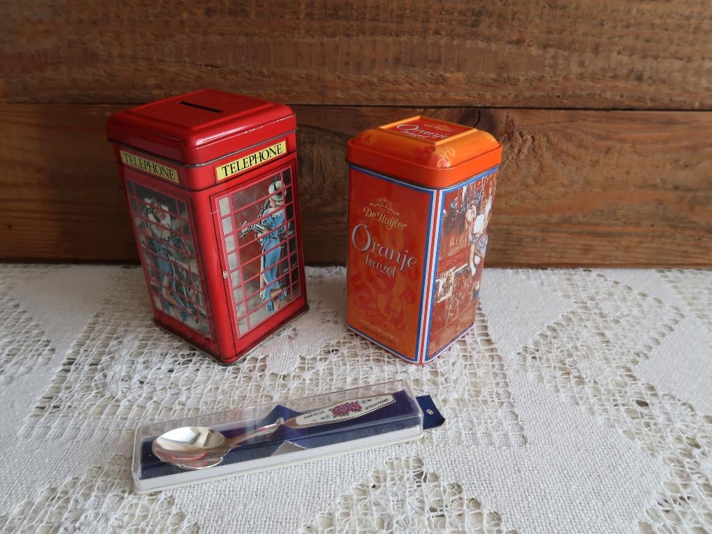 Spaarpot + verzilverd lepeltje + blikje 50 jaar bevrijding, Verzamelen, Ophalen of Verzenden, Gebruikt, Metaal of Blik, Overige thema's