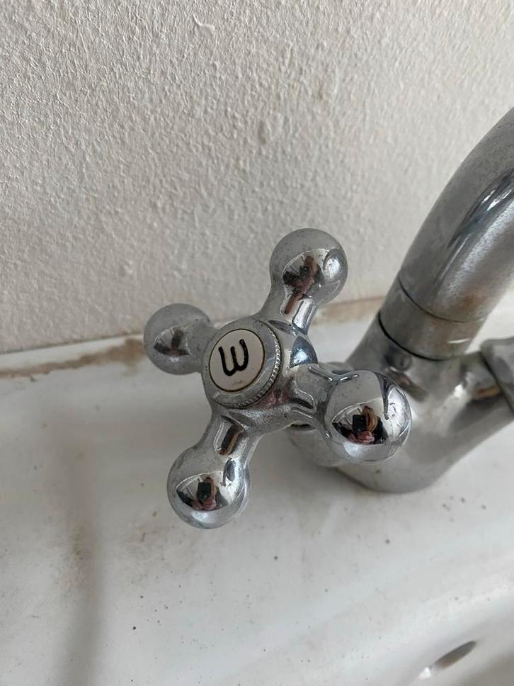 Wastafel met authentieke kraan, Doe-het-zelf en Verbouw, Sanitair, Gebruikt, Wastafel, Chroom, Ophalen