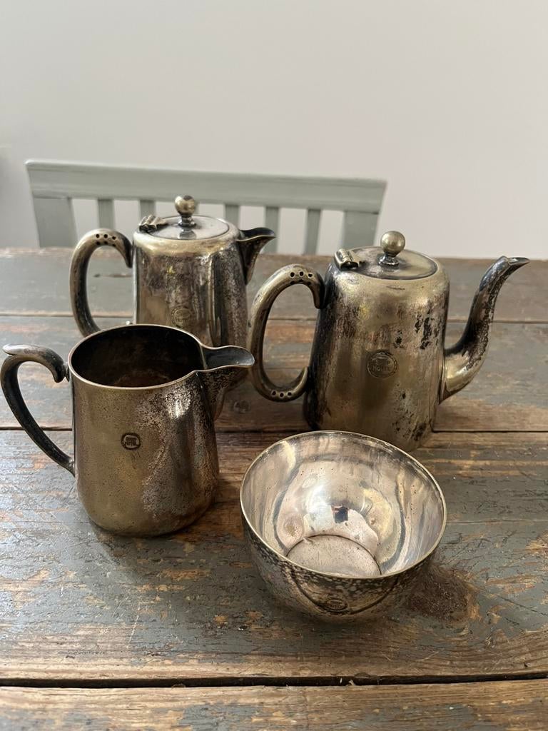 ANTIEK KOFFIESERVIES VERZILVERD HOTEL ENGELS, Ophalen of Verzenden