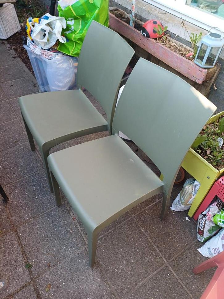 2 plastic groene tuinstoelen, Tuin en Terras, Tuinstoelen, Kunststof, Stapelbaar, Ophalen