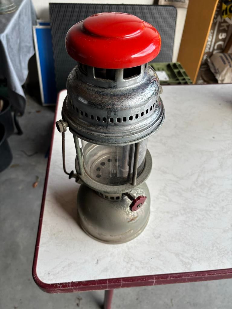 Vintage Olielamp met Rode Kap - Decoratieve Verlichting, Ophalen of Verzenden