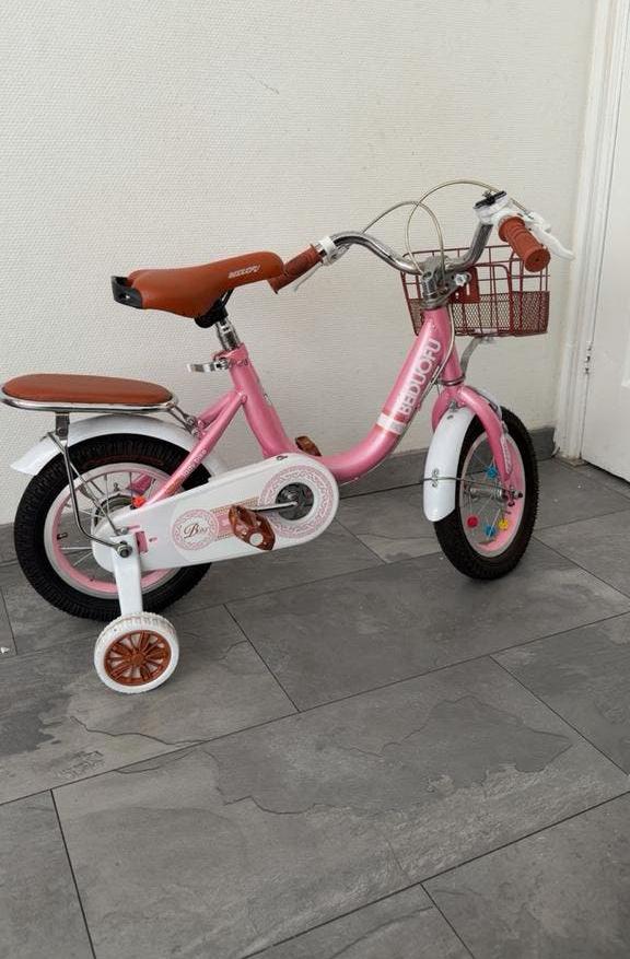 Roze kinderfiets met zijwieltjes en mandje, Terugtraprem, Zijwieltjes, Gebruikt, Ophalen of Verzenden