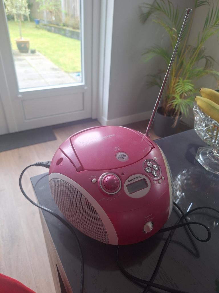 Roze Grundig Radio met CD-speler - Gebruikt, werkt prima, Ophalen of Verzenden, Gebruikt, Radio, Met cd-speler