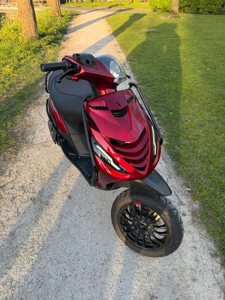 Piaggio Zip 4t 50cc - sp vork - custom zadel -alpha led, Fietsen en Brommers, Scooters | Piaggio, Ophalen, Zo goed als nieuw, Benzine