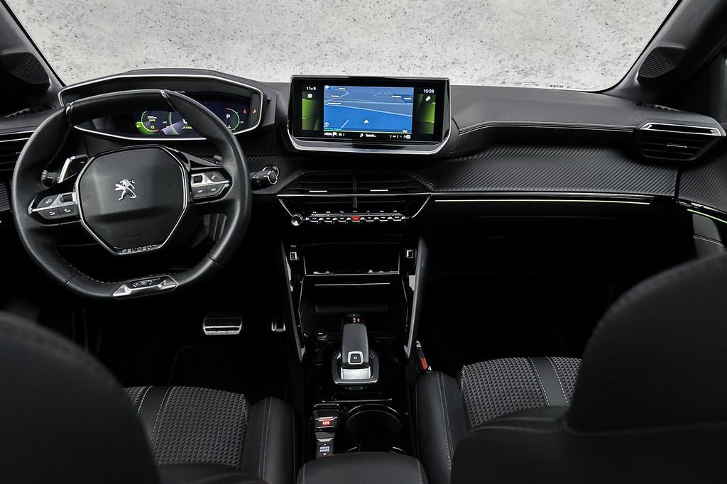 Peugeot 208 1.2 PureTech GT | Camera | LED | Trekhaak | Pano, 101 pk, Gebruikt, Euro 6, Leder en Stof