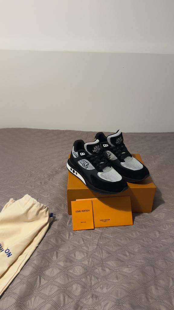 Louis Vuitton Run Away Sneakers Zwart - Maat 44, Ophalen of Verzenden, Nieuw, Zwart, Sneakers of Gympen