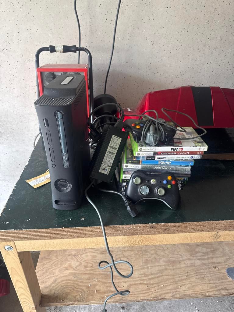 Xbox 360 E met controllers en games, Spelcomputers en Games, Spelcomputers | Xbox 360, 360 E, Met 2 controllers, Ophalen of Verzenden