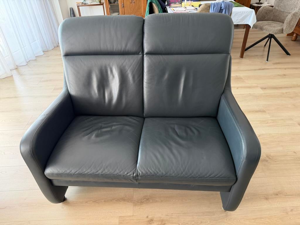 Te koop tweezits leren bank en twee leren stoelen, Huis en Inrichting, Banken | Bankstellen, Gebruikt, Tweepersoons, Ophalen of Verzenden