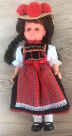 Pop in klederdracht 30 cm, Ophalen of Verzenden, Zo goed als nieuw, Popje