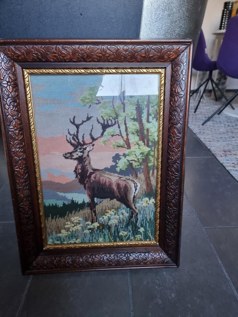 Geborduurd schilderij met hert in bos, Ophalen of Verzenden