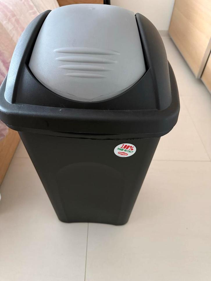 Prullenbak met zwenkdeksel - Stefanplast, Huis en Inrichting, Woonaccessoires | Prullenbakken, Zo goed als nieuw, Kunststof, 50 tot 75 cm