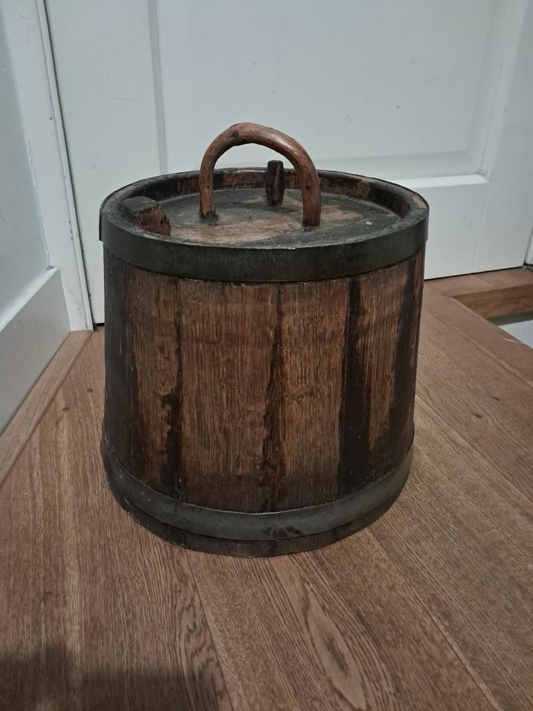 Oude houten ton met deksel en handvat, Ophalen