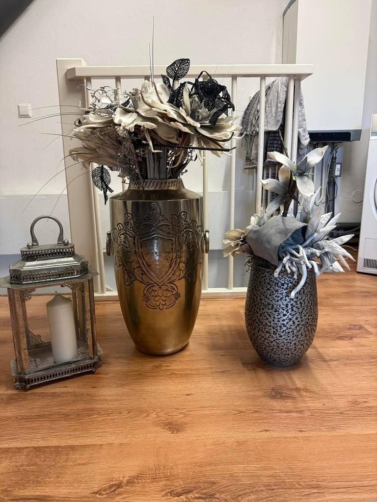 Twee vazen en een windlicht. Decoratie, Ophalen, Overige materialen, Gebruikt, Overige kleuren