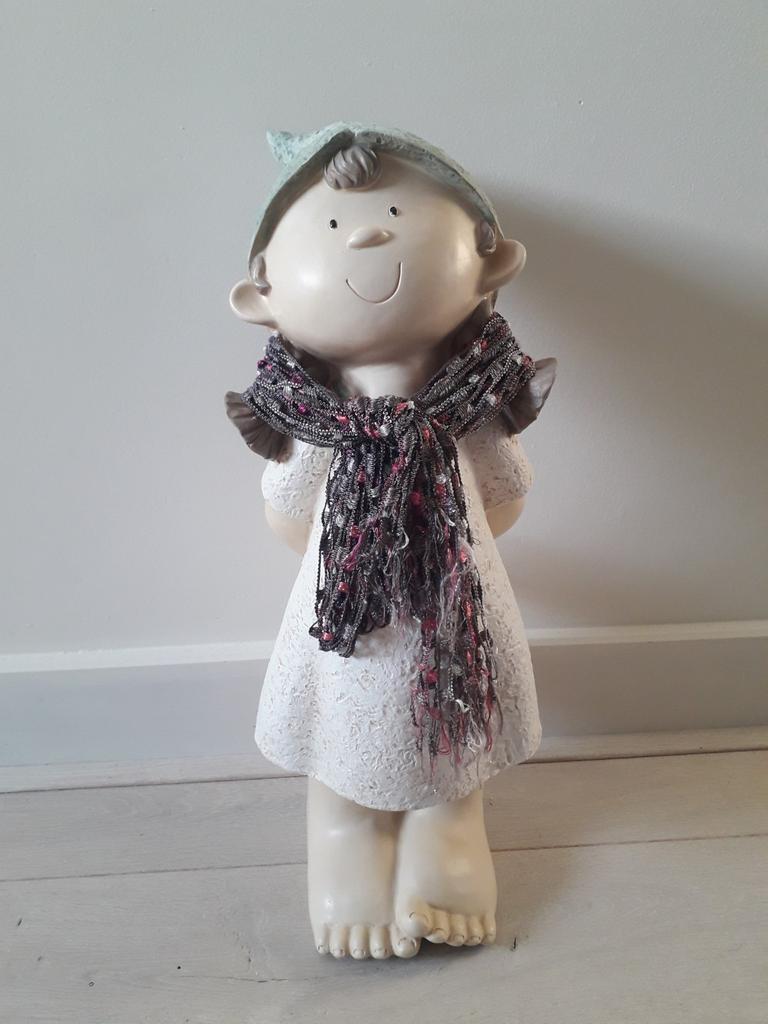 Decoratie beeld meisje met sjaaltje, handen op de rug, Ophalen of Verzenden, Gebruikt, Mens