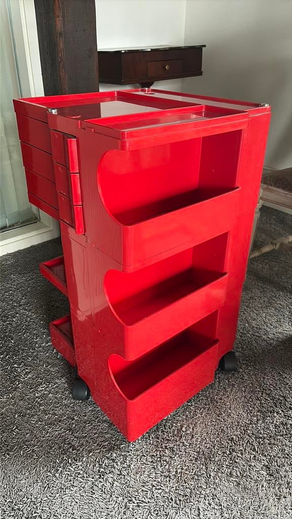 Rode Boby trolley van Joe Colombo, Ophalen