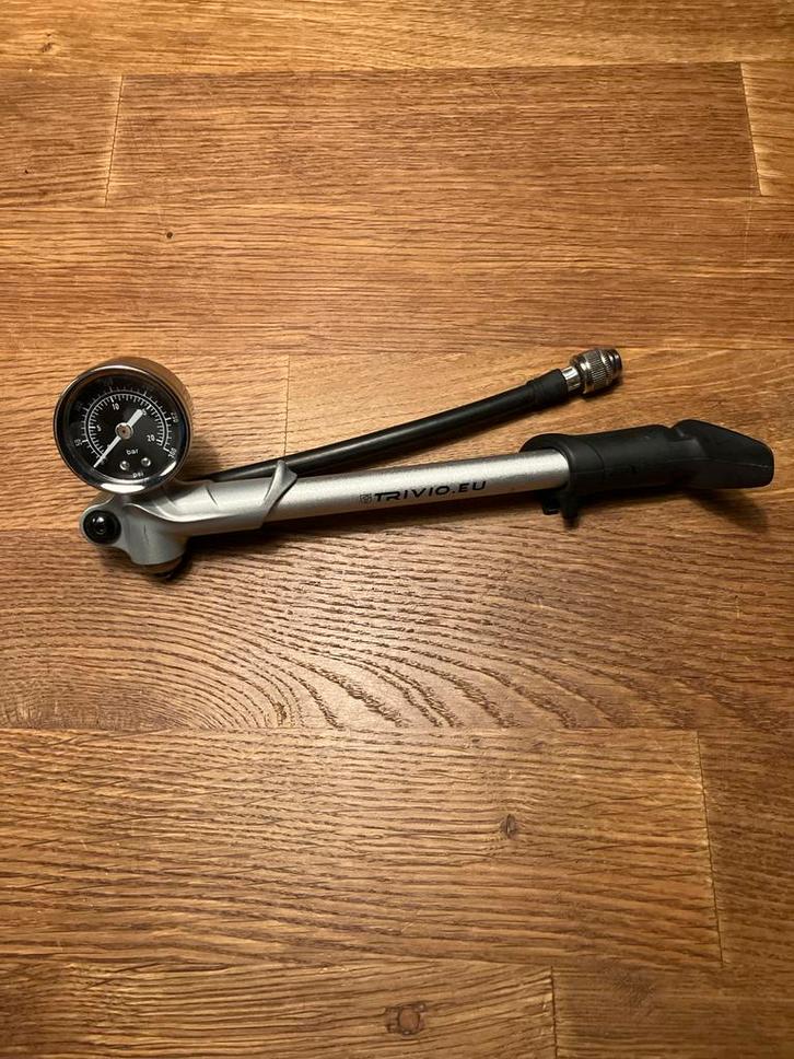 Veringpomp MTB - Zo goed als nieuw - Tot 20 bar, Fietsen en Brommers, Fietsaccessoires | Fietspompen, Zo goed als nieuw, Drukmeter