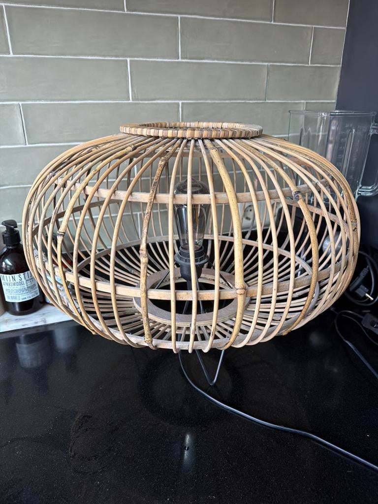 Rotan tafellamp Kwantum, Huis en Inrichting, Lampen | Tafellampen, Ophalen, Zo goed als nieuw, Minder dan 50 cm