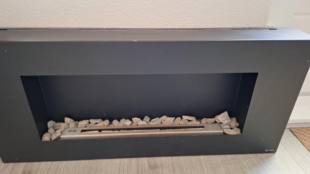 Moderne zwarte bio ethenol haard met decoratieve stenen, Huis en Inrichting, Haarden, Ophalen, Gebruikt, Hangende haard