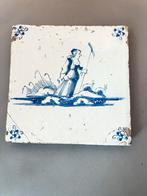Antieke Delfts Blauwe Tegel met Vrouw en Vissen, Ophalen of Verzenden