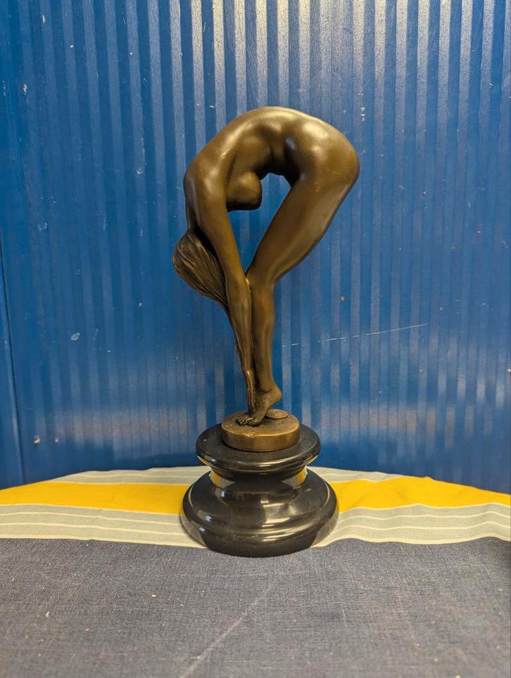 Bronzen beeld van een vrouw, gesigneerd 'Claude', Antiek en Kunst, Kunst | Beelden en Houtsnijwerken, Ophalen of Verzenden