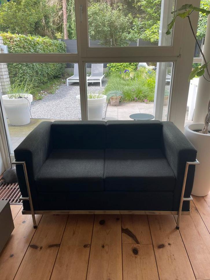 Antraciete tweezitsbank  metalen frame - le  corbusier stijl, Huis en Inrichting, Banken | Bankstellen, Gebruikt, Rechte bank