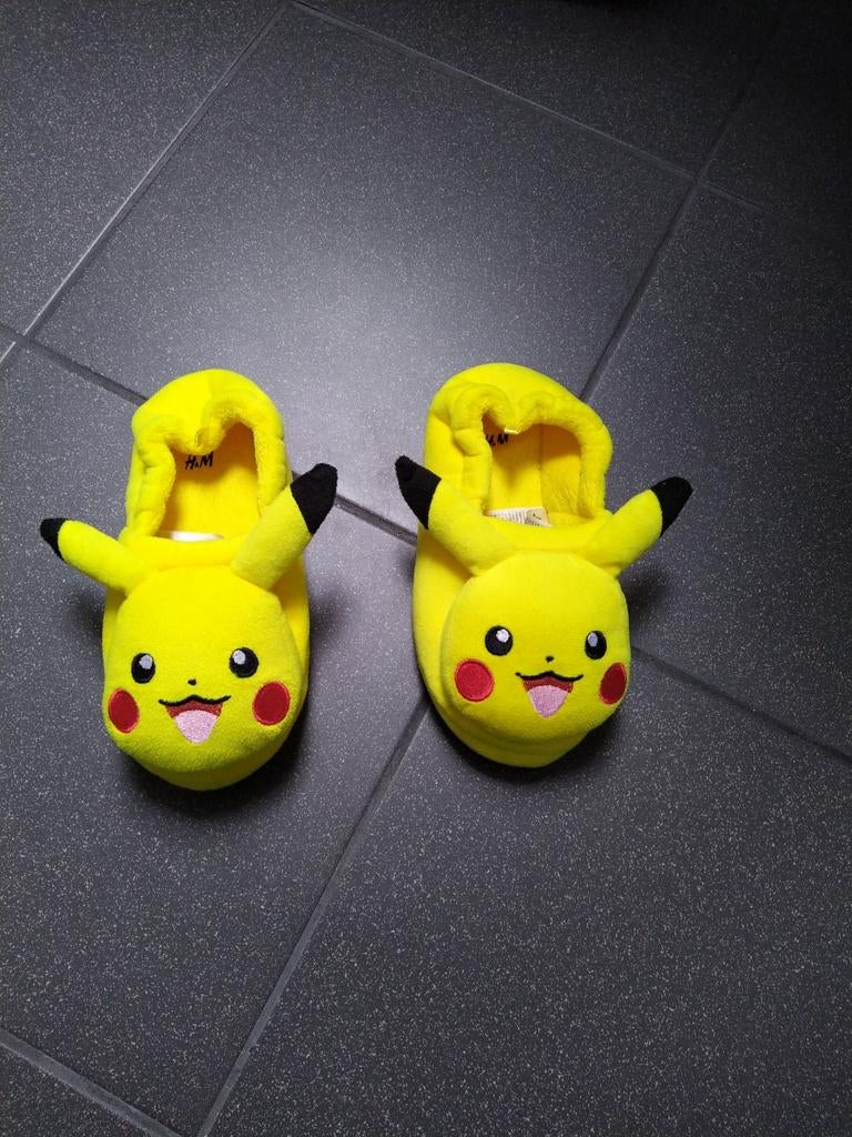 Pikachu sloffen / pantoffels - maat 32 / 33 - ZGAN, Kinderen en Baby's, Kinderkleding | Schoenen en Sokken, Jongen of Meisje, Overige typen