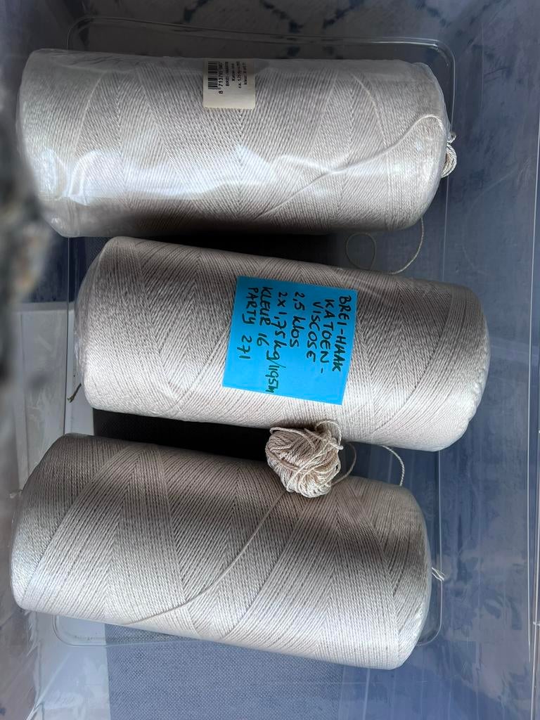 Brei-haakkatoen/viscose 2+ cones wit, 1,75 kg/ca 2190meter, Hobby en Vrije tijd, Breien en Haken, Ophalen of Verzenden, Zo goed als nieuw