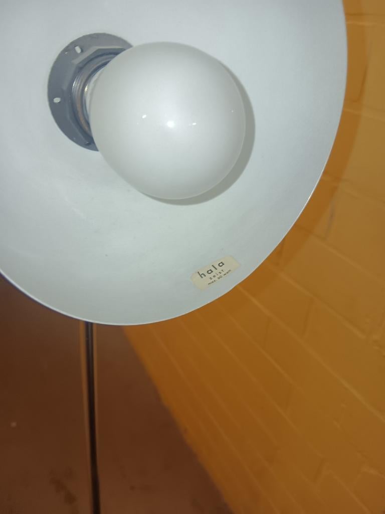 Hala vloerlamp, Ophalen