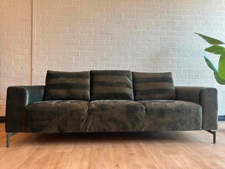 Prachtige Groene Suède Bank - met Nieuwe Poten, Huis en Inrichting, Banken | Sofa's en Chaises Longues, Zo goed als nieuw, Driepersoons