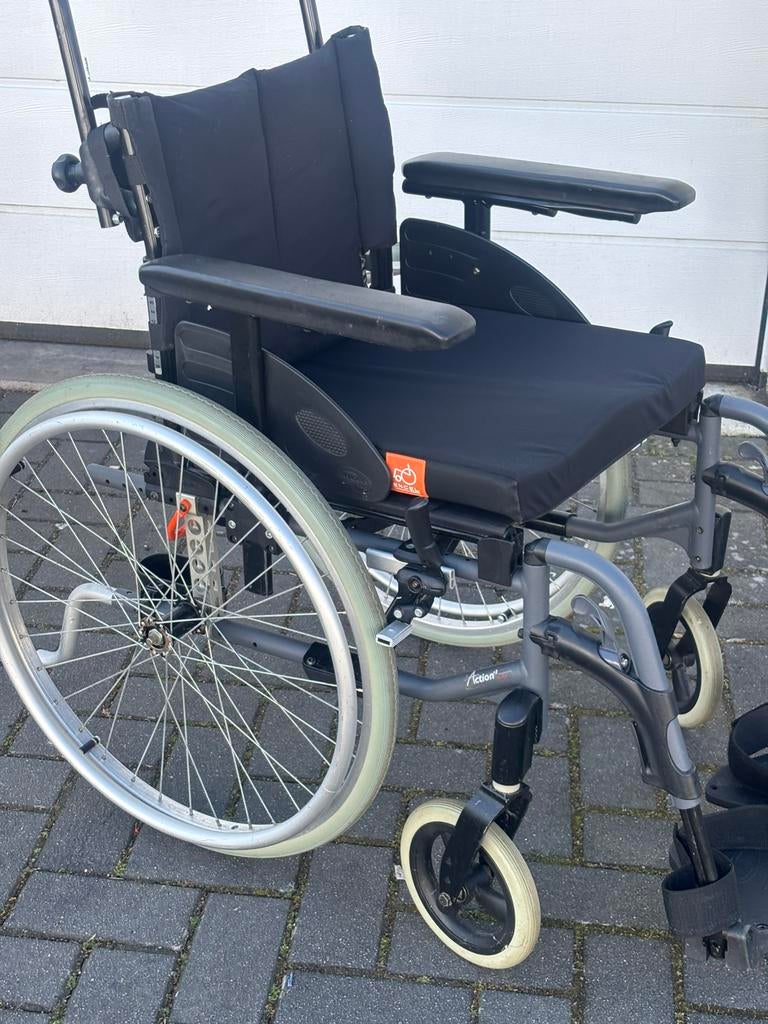 Rolstoel van Invacare , lichtgewicht en inklapbaar, Diversen, Rolstoelen, Zo goed als nieuw, Handbewogen rolstoel, Inklapbaar