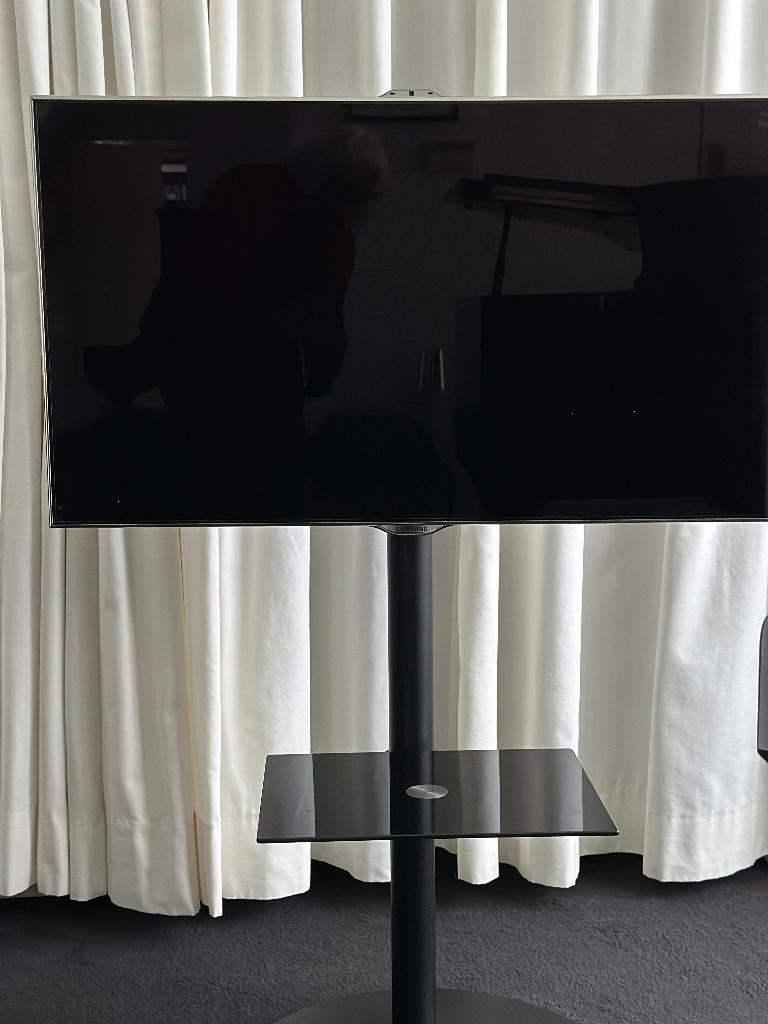 Televisie vloerstandaard:CAVUS Sphere design, Ophalen, Zo goed als nieuw