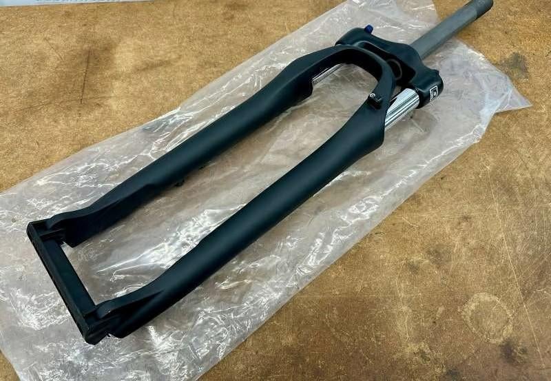 Nieuw SR Suntour verende voorvork met schijfrem aansluiting, Fietsen en Brommers, Nieuw, Ophalen of Verzenden, Voorvork, SR Suntour