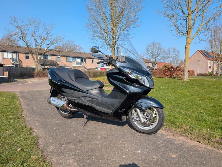Suzuki burgman 400 lage kilometer stand 14000dkm 2e eigenaar, Motoren, Motoren | Suzuki, Particulier, Scooter, 12 t/m 35 kW, 1 cilinder
