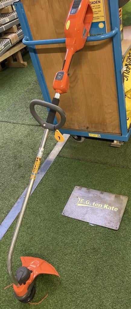 Husqvarna grastrimmer 136LiC nr7, Ophalen, Gebruikt, Accu, 30 tot 50 cm