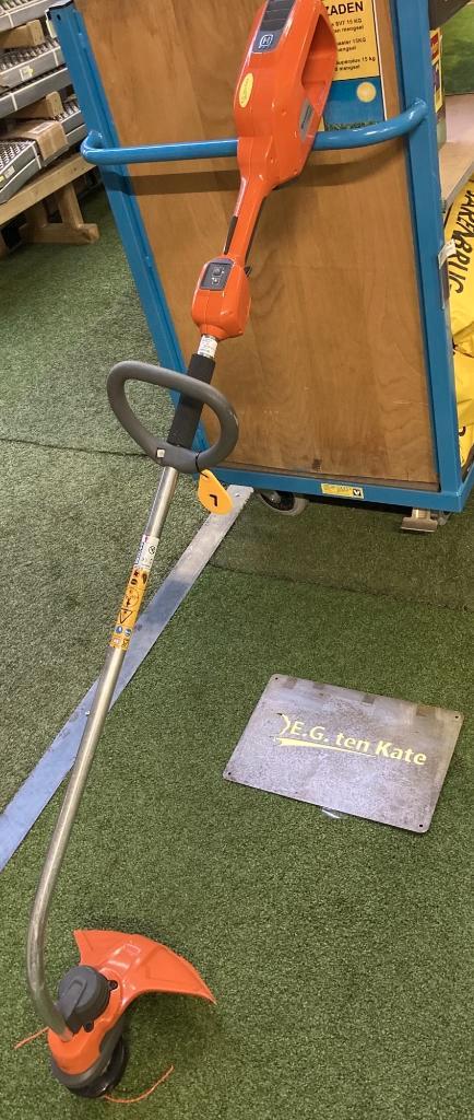 Husqvarna grastrimmer 136LiC nr7, Tuin en Terras, Grastrimmers, Gebruikt, Accu, 30 tot 50 cm, Ophalen