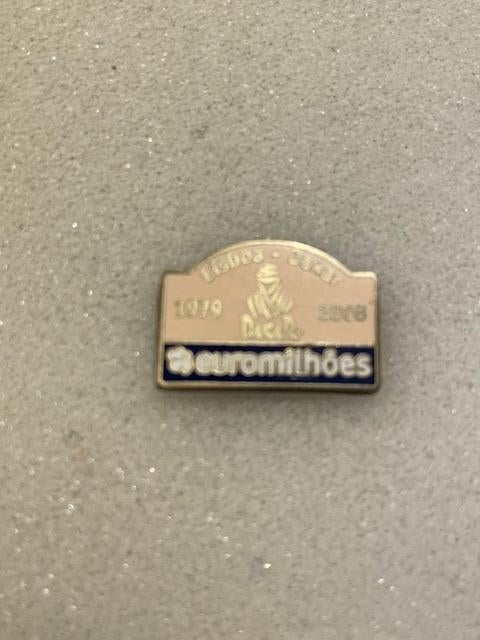 speldje race Lisbao-Dakar , Verzamelen, Speldjes, Pins en Buttons, Ophalen of Verzenden, Zo goed als nieuw, Overige onderwerpen