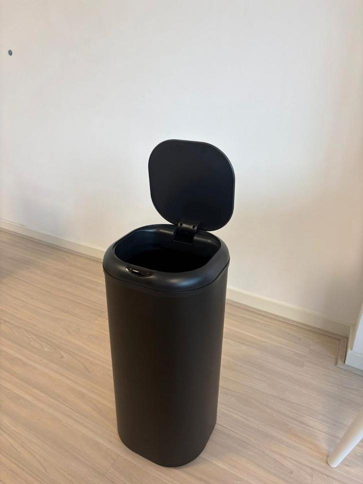 Zwarte prullenbak met sensor, zgan (29x29x62 cm), Huis en Inrichting, Woonaccessoires | Prullenbakken, Zo goed als nieuw, 30 tot 40 liter