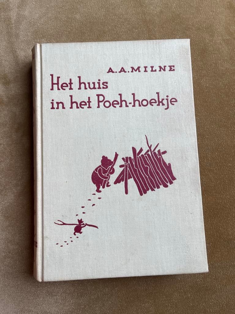 Het huis in het Poeh-hoekje - A.A. Milne (Vierde druk), Ophalen of Verzenden, Gelezen, Sprookjes