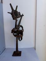 Sculptuur gemaakt van ijzeren steiger-onderdelen., Ophalen