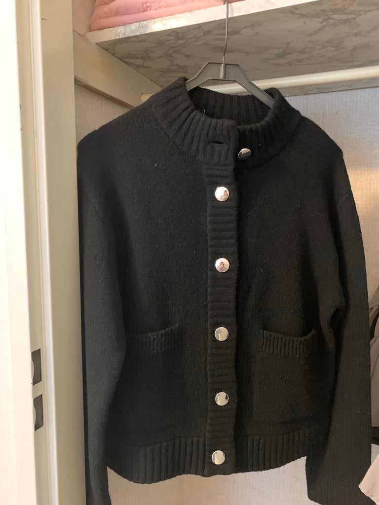 Zwart gebreid vest met zilveren knopen - Maat S, Kleding | Dames, Ophalen of Verzenden, Gedragen, Maat 36 (S), Zwart