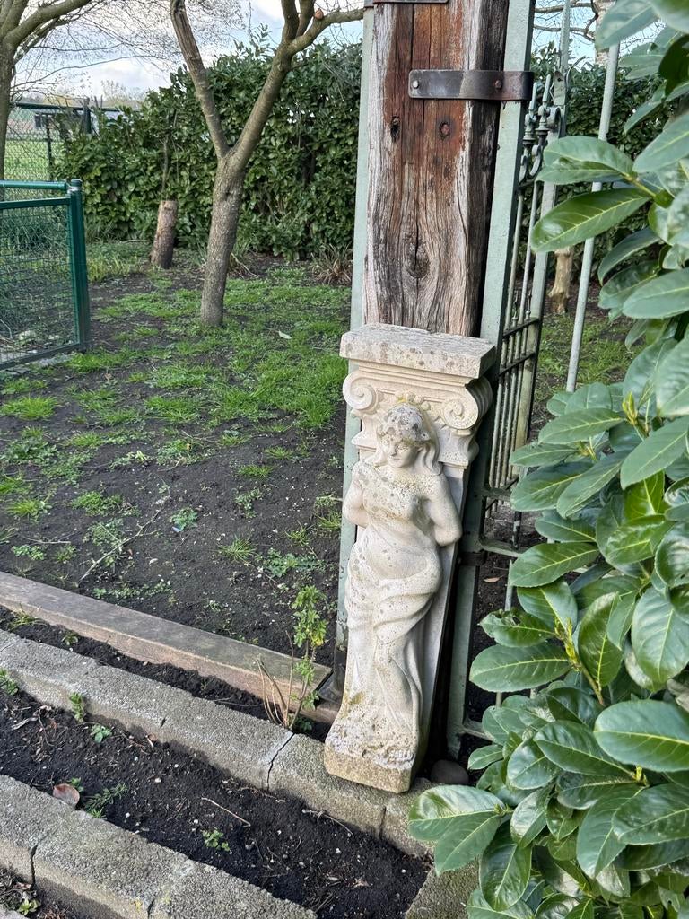 Stenen beeldje van een vrouw, Ophalen